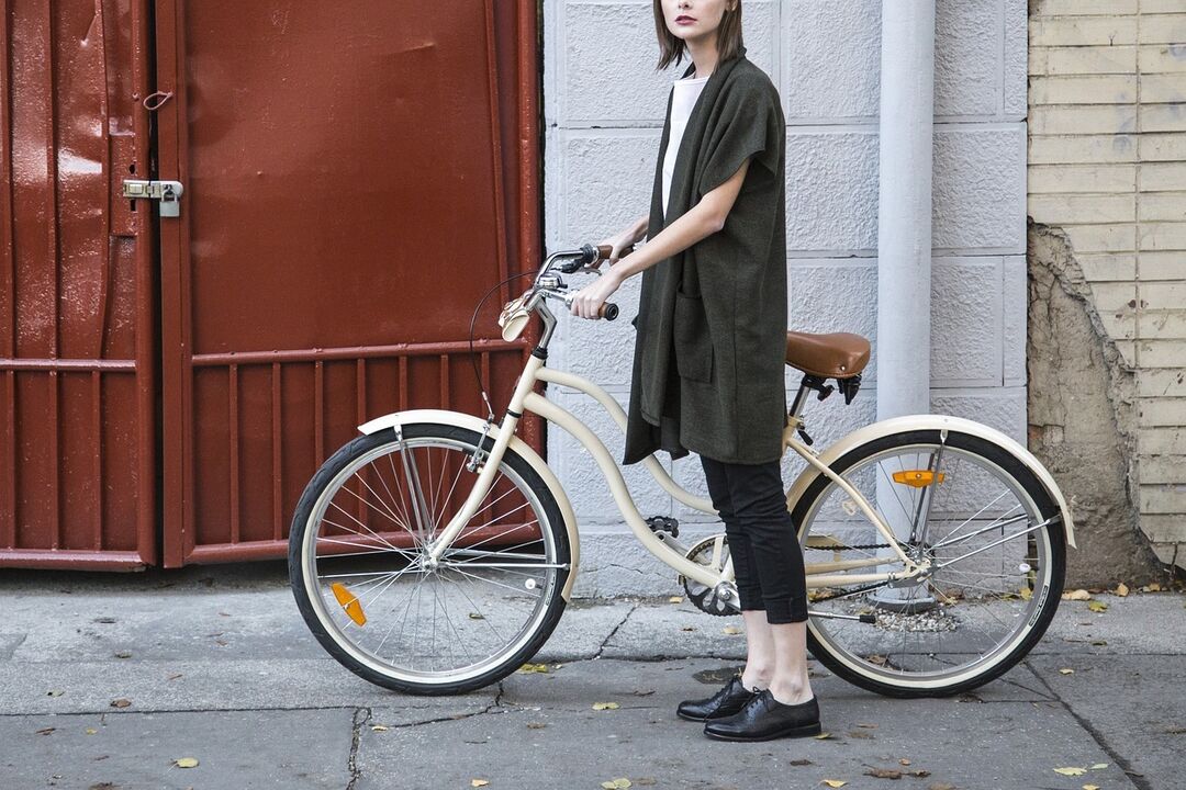 Fille à vélo
